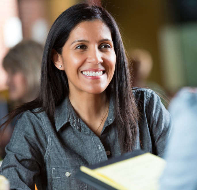 Mujer sonriente con formulario de seguro de salud